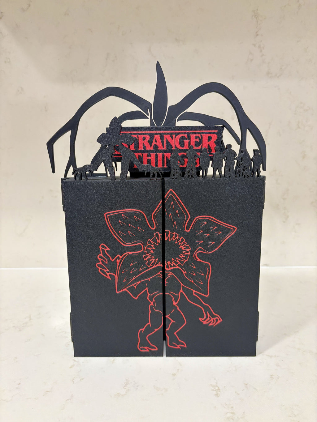 Expositor Stranger Things con iluminación