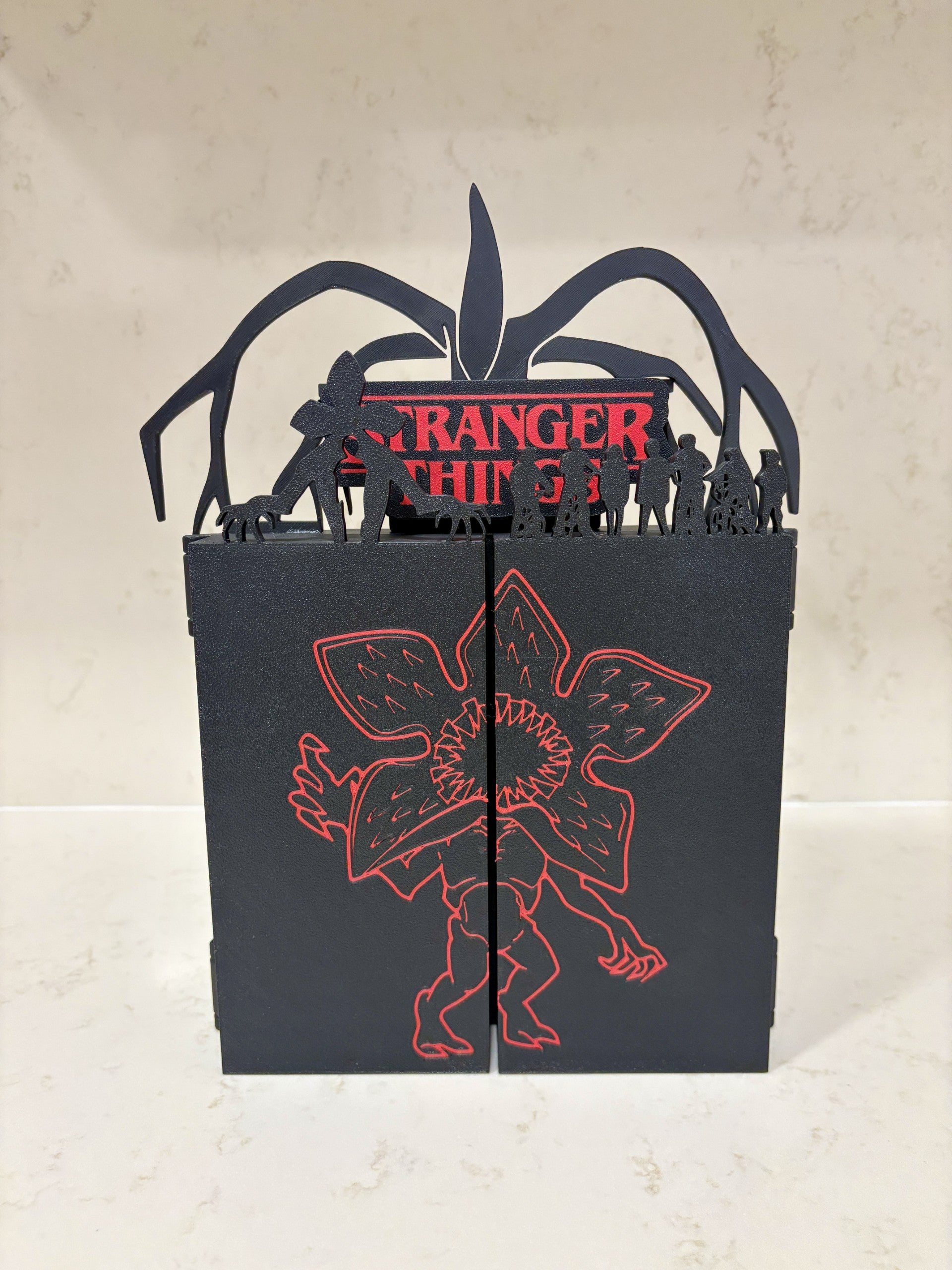 Expositor Stranger Things con iluminación