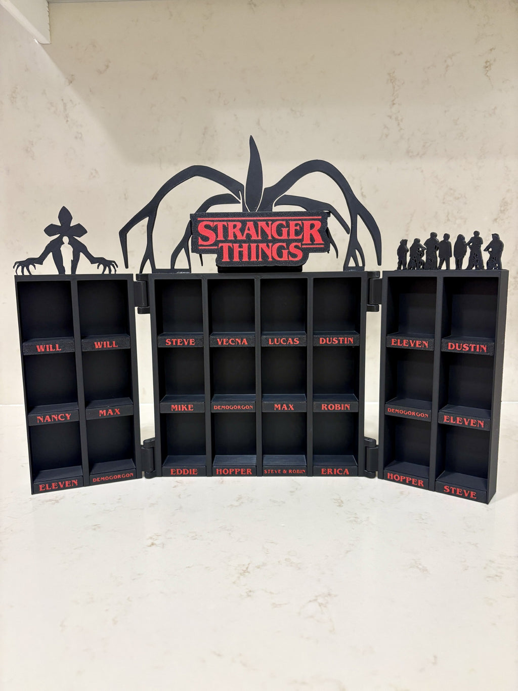 Expositor Stranger Things con iluminación