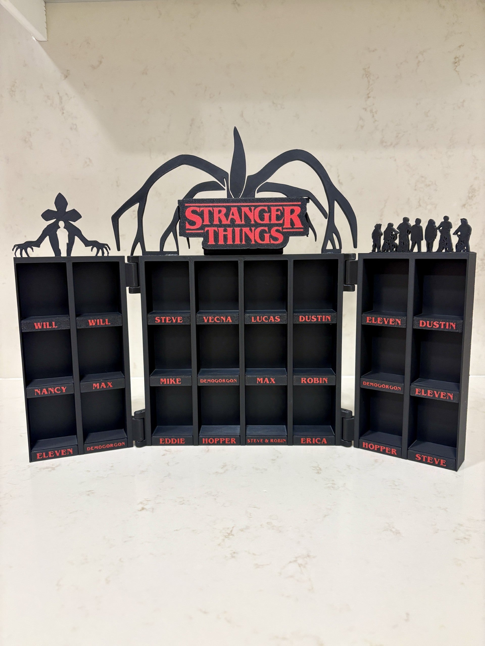 Expositor Stranger Things con iluminación