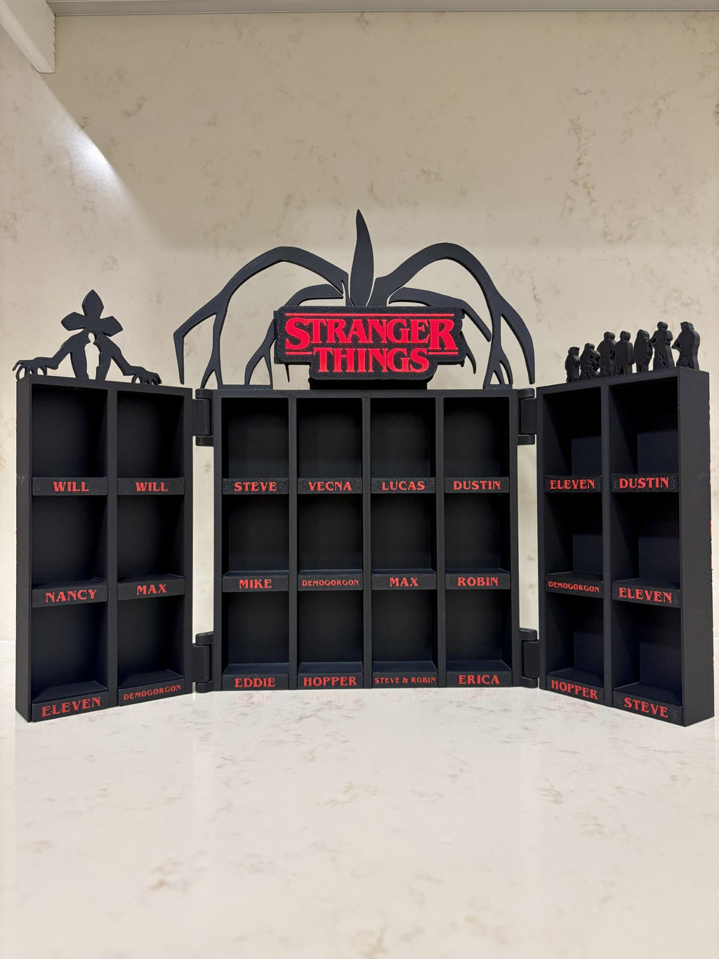 Expositor Stranger Things con iluminación