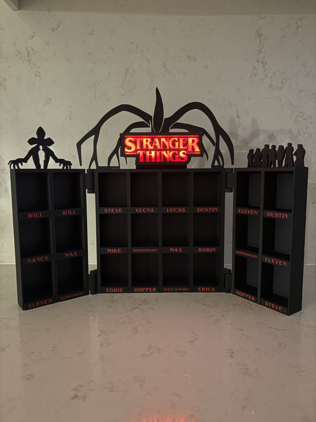 Expositor Stranger Things con iluminación